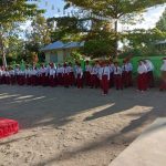 “Menumbuhkan Semangat Disiplin dan Nasionalisme Melalui Upacara Bendera Bersama Kepala Bapak Andi Triana, S.Pd”
