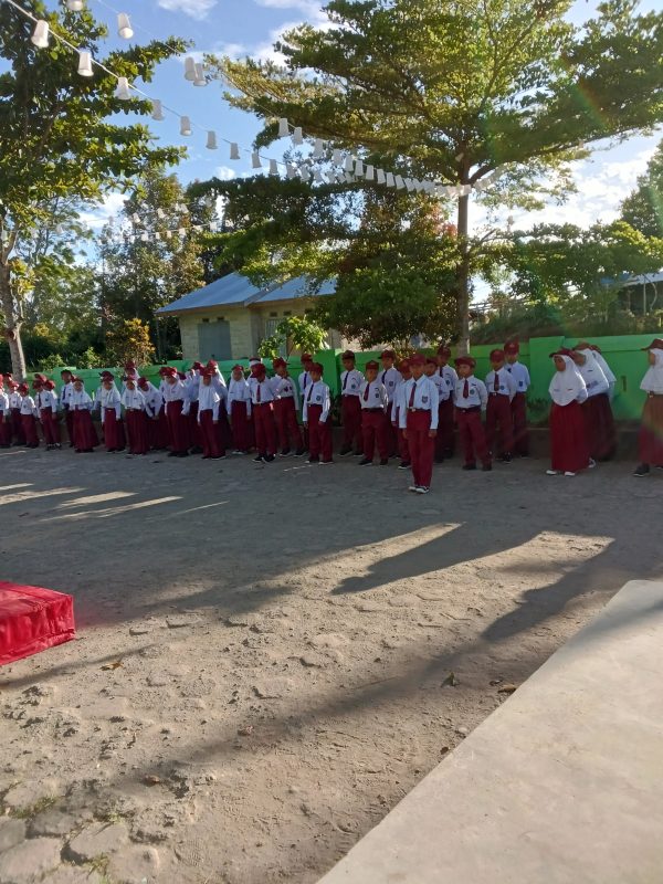 “Menumbuhkan Semangat Disiplin dan Nasionalisme Melalui Upacara Bendera Bersama Kepala Bapak Andi Triana, S.Pd”