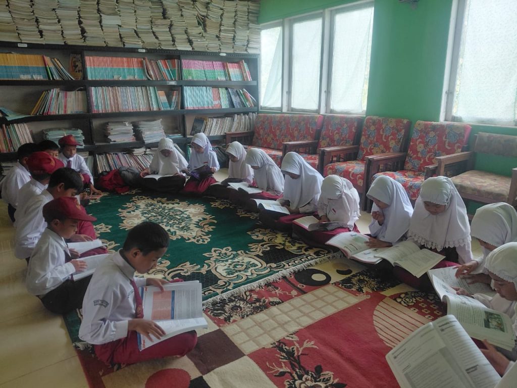 Kegiatan Literasi Siswa MIN 3 Tanah Datar