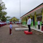 🇮🇩 Upacara Bendera Hari Senin 🇮🇩 Alhamdulillah, Kegiatan Upacara Bendera telah terlaksana dengan tertib dan khidmat pada Senin, 20 Juli 2026 diikuti oleh seluruh majelis guru dan peserta didik. Petugas upacara dari Kelas 4 melaksanakan tugas dengan penuh tanggung jawab, dengan Pembina Upacara Bapak Kepala Madrasah Andi Triana Piliang yang memberikan amanat dan arahan , motivasi kepada Anak-anak. Semoga kegiatan ini menumbuhkan rasa cinta tanah air, disiplin, tanggung jawab dan karakter positif bagi peserta didik. Diharapkan melalui kegiatan Rutin ini, seluruh warga Madrasah termotivasi untuk meraih prestasi serta menciptakan lingkungan belajar yang aman, nyaman dan berkarakter.