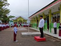 🇮🇩 Upacara Bendera Hari Senin 🇮🇩 Alhamdulillah, Kegiatan Upacara Bendera telah terlaksana dengan tertib dan khidmat pada Senin, 20 Juli 2026 diikuti oleh seluruh majelis guru dan peserta didik. Petugas upacara dari Kelas 4 melaksanakan tugas dengan penuh tanggung jawab, dengan Pembina Upacara Bapak Kepala Madrasah Andi Triana Piliang  yang memberikan amanat dan arahan , motivasi kepada Anak-anak. Semoga kegiatan ini menumbuhkan rasa cinta tanah air, disiplin, tanggung jawab dan karakter positif bagi peserta didik. Diharapkan melalui kegiatan Rutin ini, seluruh warga Madrasah termotivasi untuk meraih prestasi serta menciptakan lingkungan belajar yang aman, nyaman dan berkarakter.